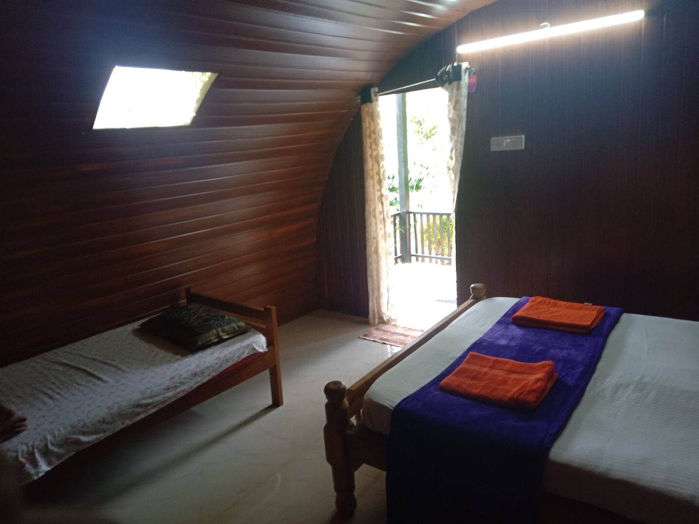 Wooden Cottage with two beds, a skylight and a door onto the garden